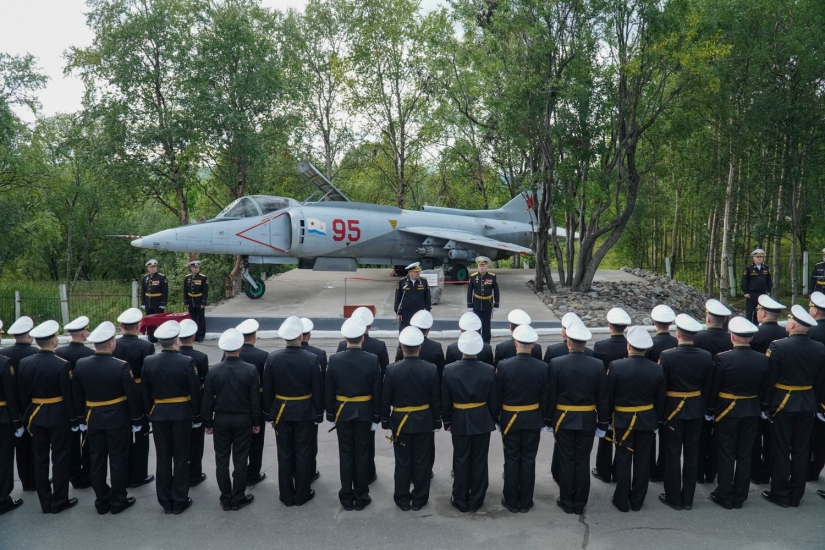 На Северном флоте открыли памятник палубной авиации