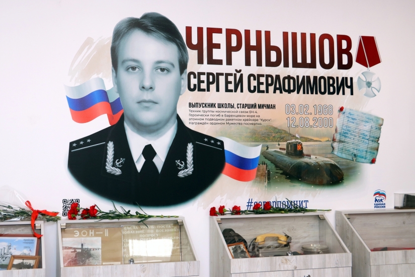 В Североморске открыли мурал в честь старшего мичмана АПЛ "Курск" Сергея Чернышова