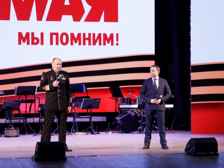 Командующий Северным флотом и губернатор региона вручили государственные награды, благодарственные письма военнослужащим и северянам, поддерживающим участников СВО