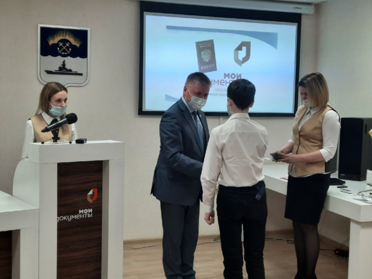 Вручение первых паспортов 