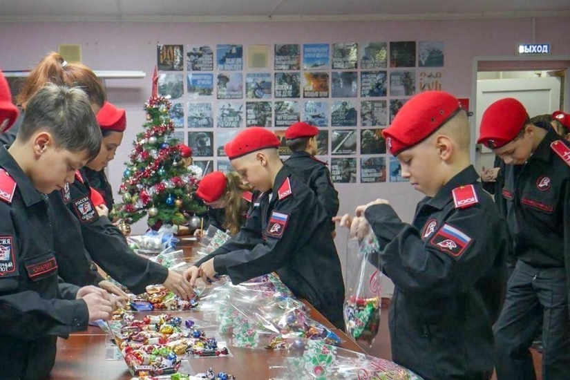 Юнармейцы из Североморска-3 подготовили подарки для бойцов СВО
