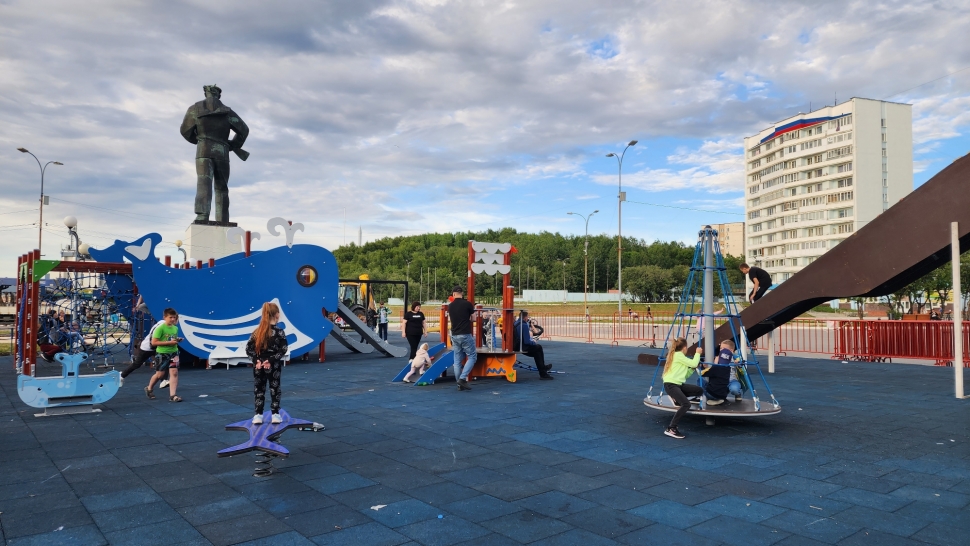 На радость маленьким североморцам: детский игровой комплекс на Приморской площади обновился