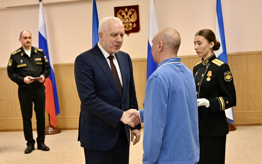 Полномочный представитель Президента РФ в Северо-Западном федеральном округе Александр Гуцан поздравил бойцов в североморском госпитале
