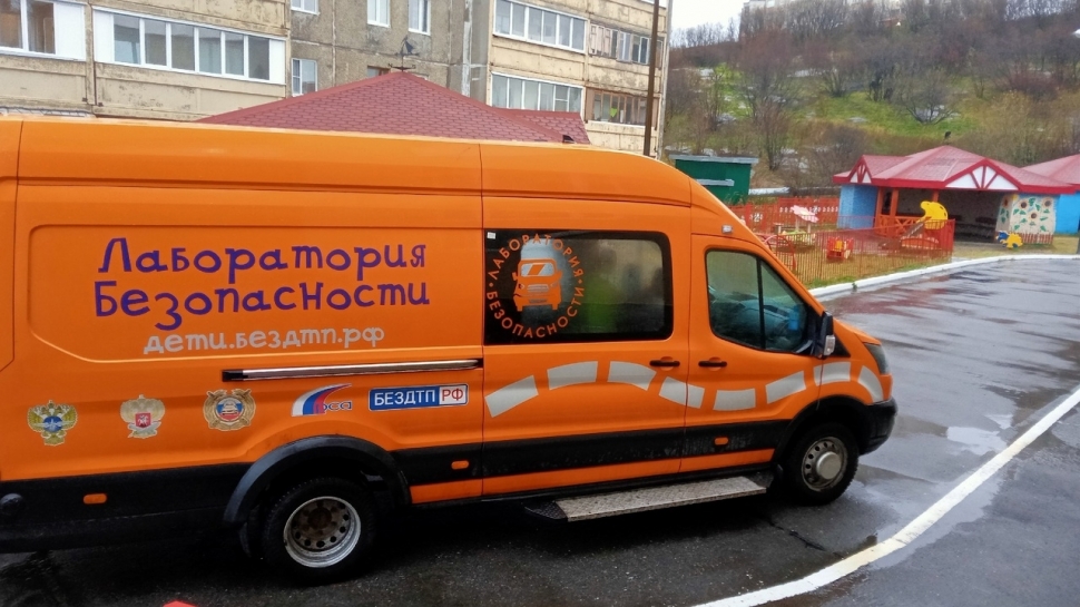 Юные североморцы изучили ПДД в мобильной «Лаборатории безопасности»