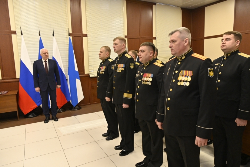 Полномочный представитель Президента РФ в СЗФО Александр Гуцан вручил военнослужащим СФ государственные награды
