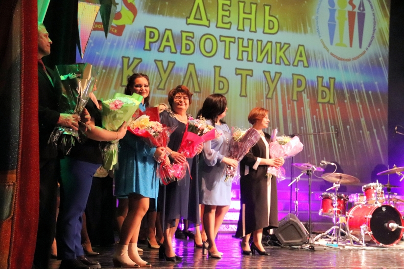 В ДК "Строитель" прошел праздничный вечер, посвященный Дню работника культуры