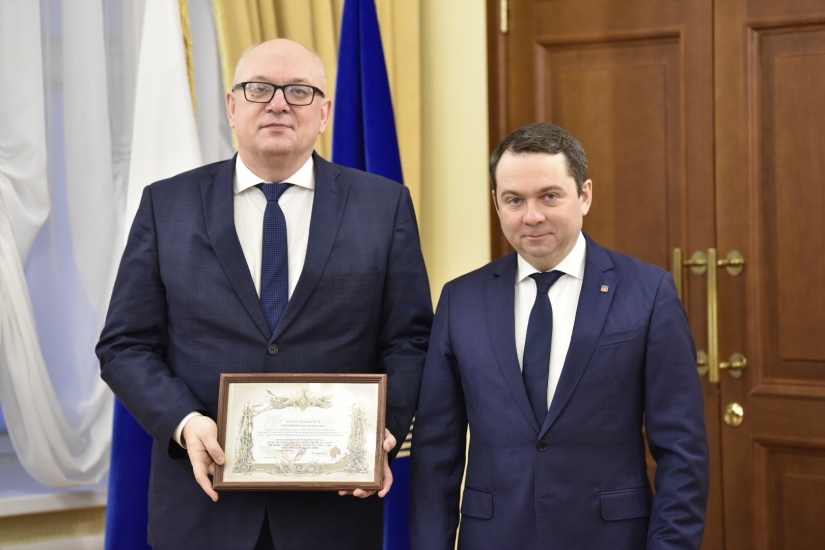 Заместителю губернатора Владимиру Евменькову вручена Почетная грамота Министерства обороны РФ