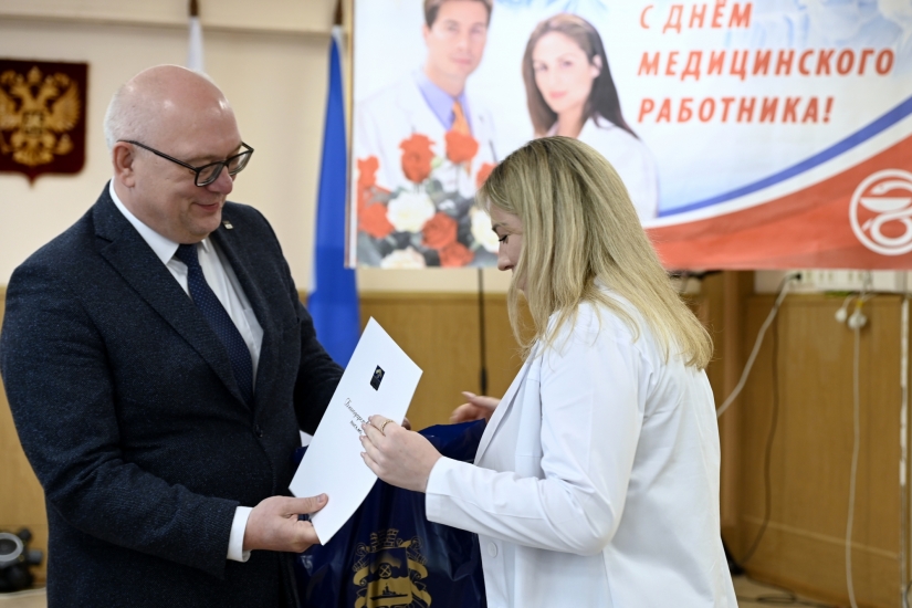 Сегодня глава ЗАТО Владимир Евменьков поздравил военных медиков