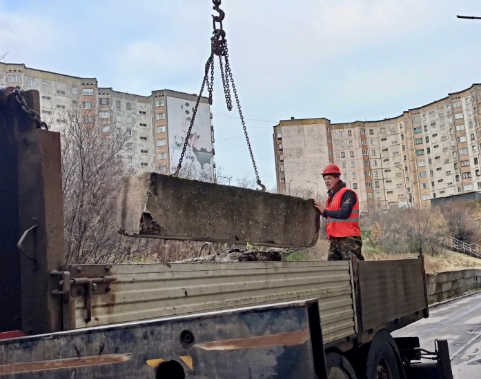 На Адмирала Сизова, 8 демонтируют подпорную стенку