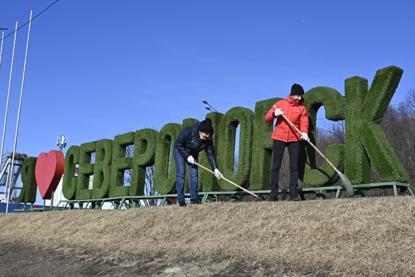 Североморцы дружно вышли на большую весеннюю уборку