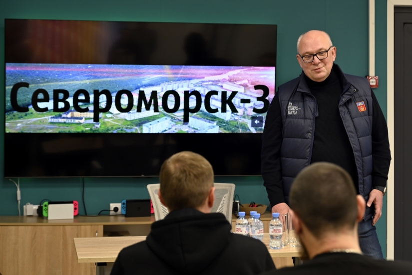Глава ЗАТО Владимир Евменьков проверил ход ремонтных работ в Североморске-3 и ответил на вопросы жителей
