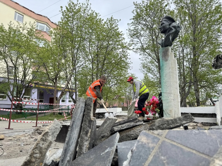 В Североморске начали ремонт основания бюста Саши Ковалева