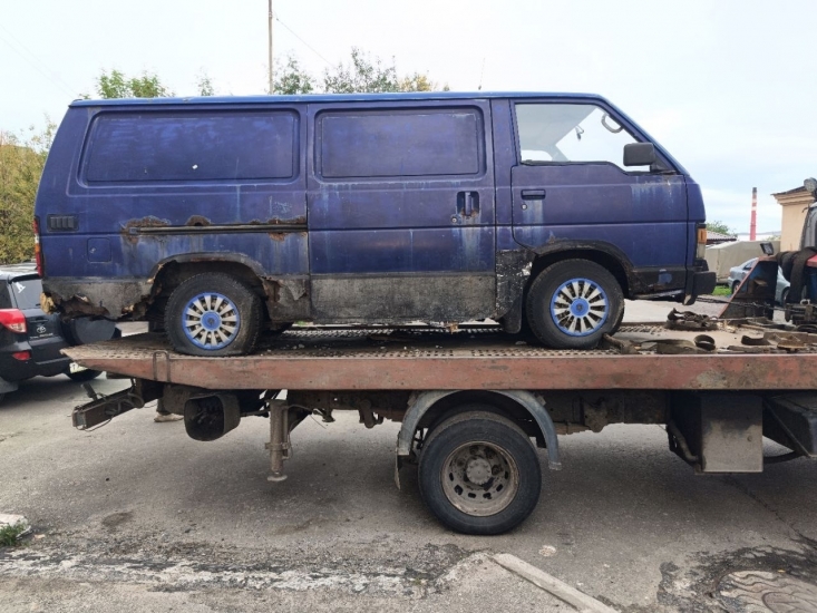 На пять брошенных автомобилей свободнее