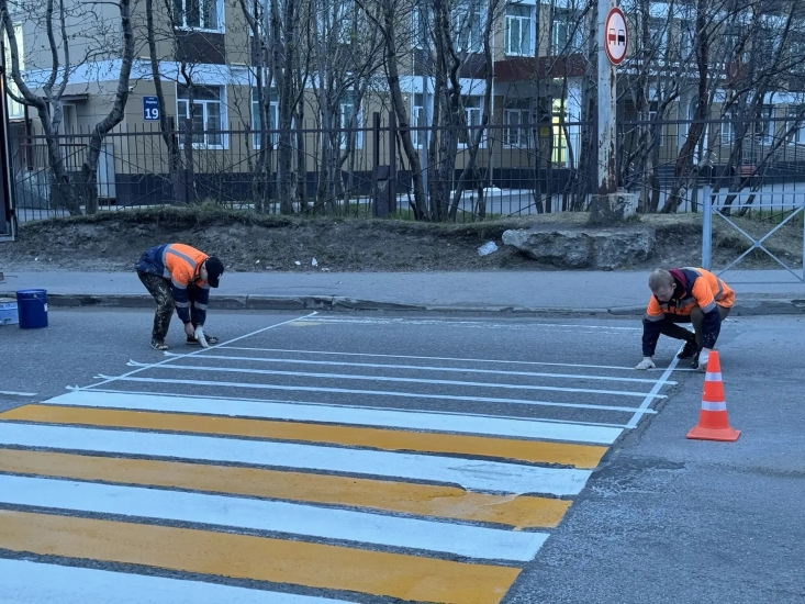 В Североморске обновляют разметку пешеходных переходов
