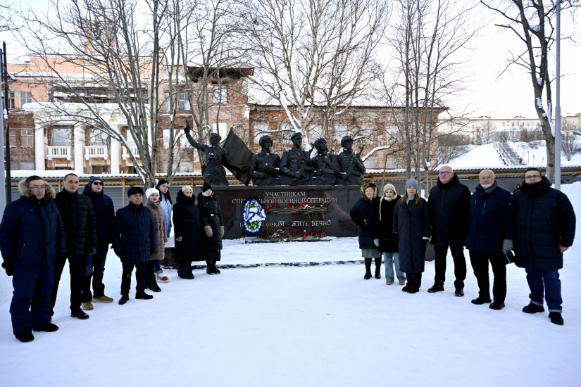 Законодатели СЗФО возложили цветы к североморскому памятнику участникам СВО