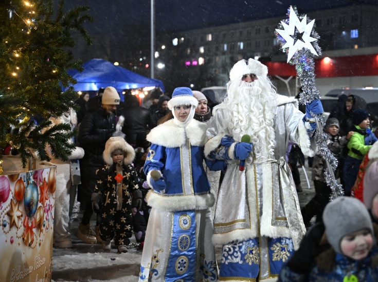Новогодними огнями засияли ёлочки в Сафоново и Сафоново-1