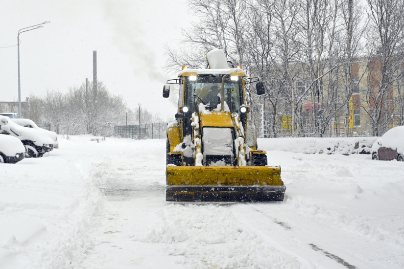 Коммунальные службы устраняют последствия снегопада