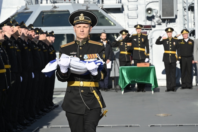 В Североморске прошла торжественная церемония поднятия Андреевского флага на патрульном корабле ледового класса «Иван Папанин».