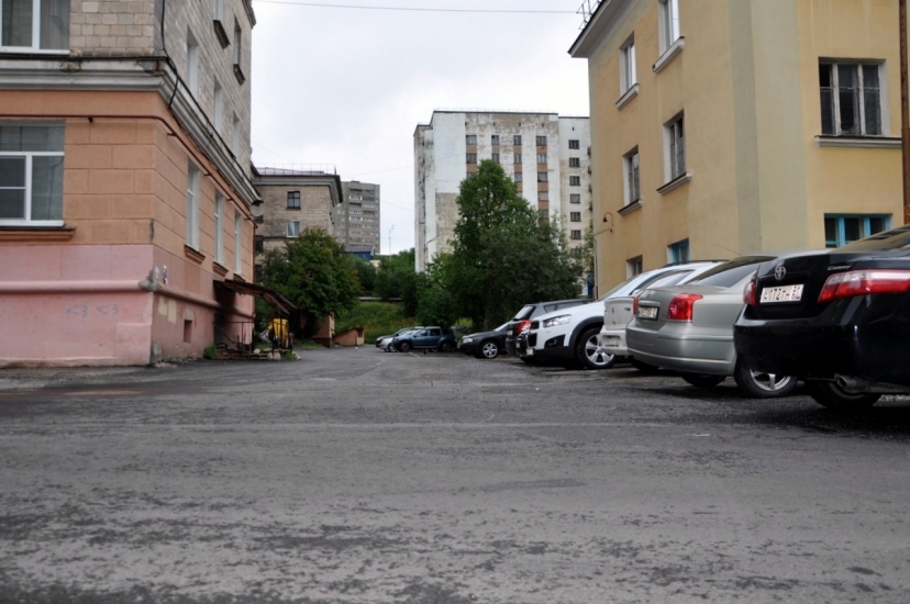 В Североморске ведутся работы по поддерживающему ремонту дворовых территорий