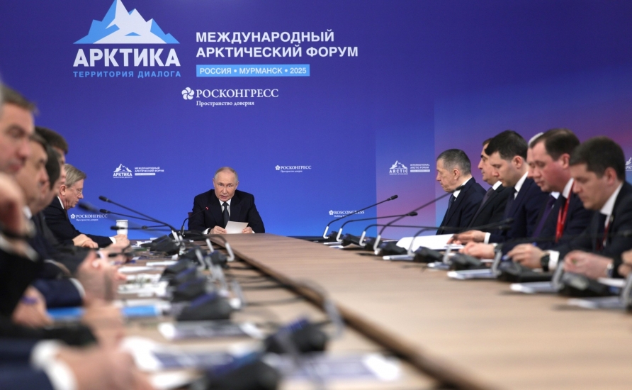 Президент РФ Владимир Путин провел в столице Кольского Заполярья совещание по вопросам развития арктической зоны России и Северного морского пути