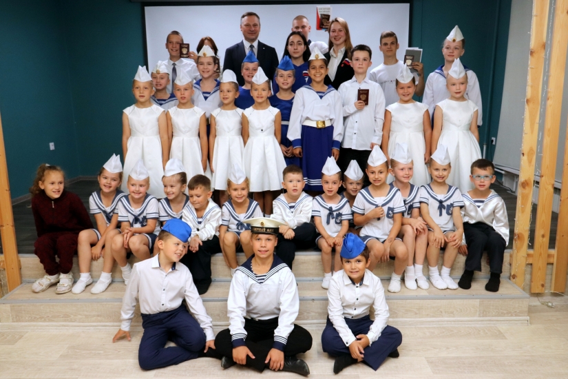 Первый паспорт - в День Государственного флага России