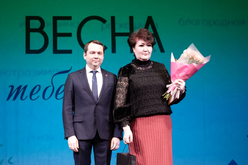 Губернатор Андрей Чибис вручил награды северянкам