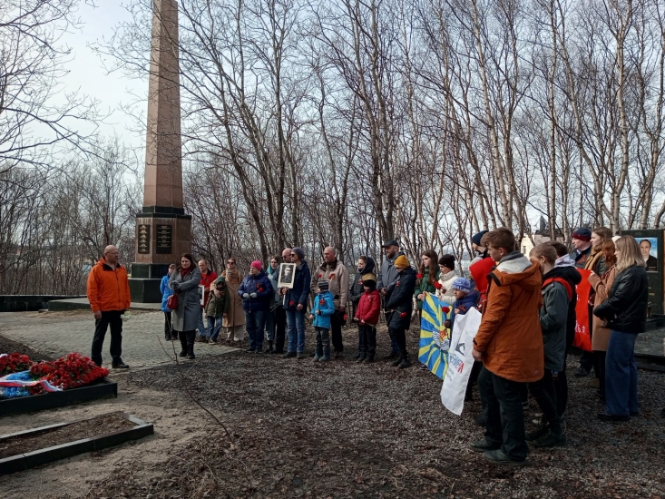 Поисковики провели митинг на военно-мемориальном кладбище Североморска