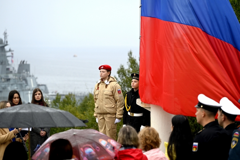 Флаг поднят, паспорта вручены