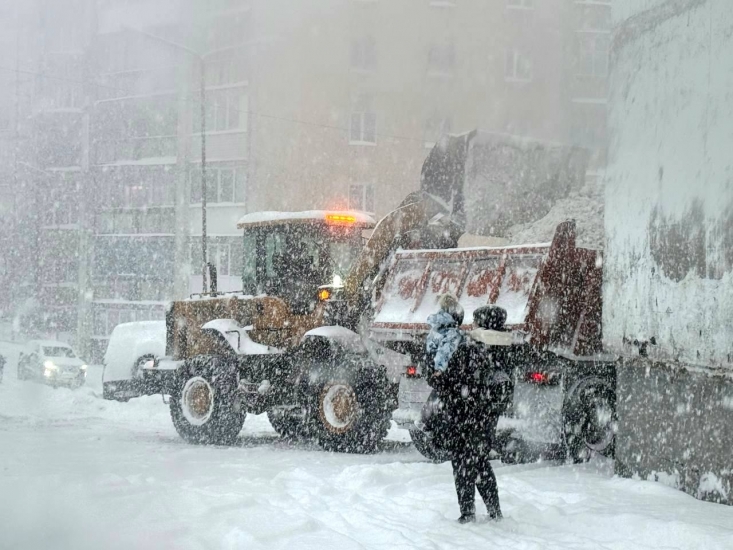 Работа по содержанию улично-дорожной сети и придомовых территорий в Североморске ведется в усиленном режиме
