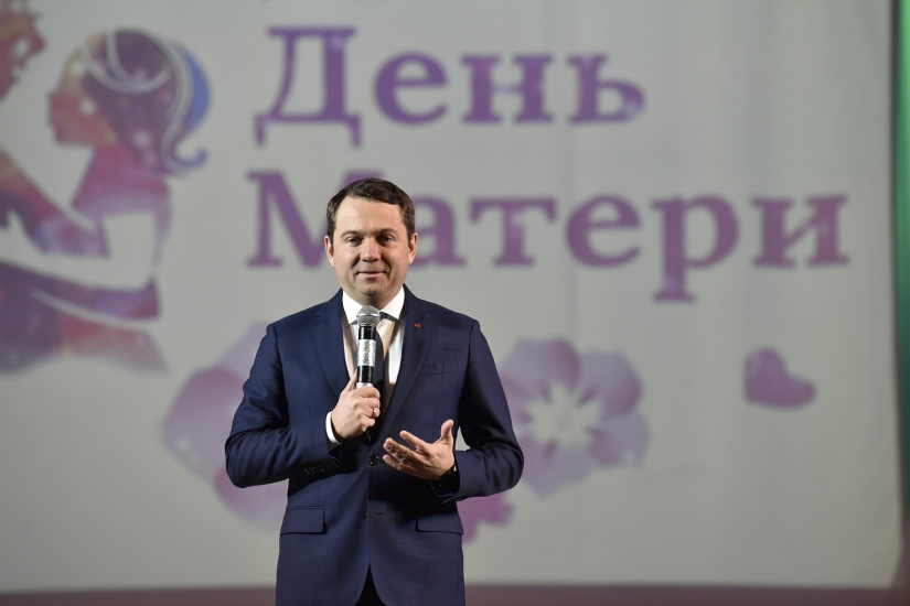 Губернатор Андрей Чибис вручил заполярным семьям награды ко Дню матери