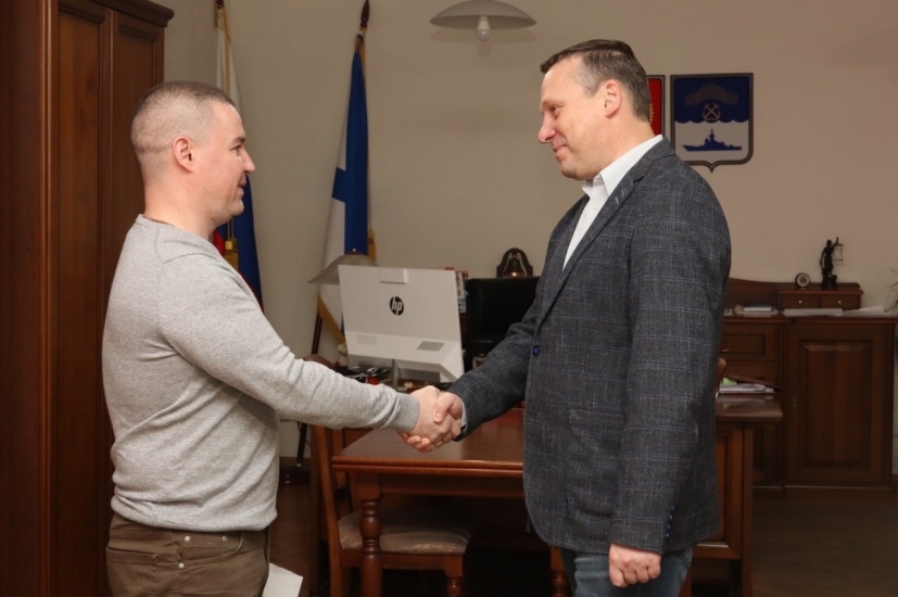 Вручается всего один раз в жизни и за заслуги